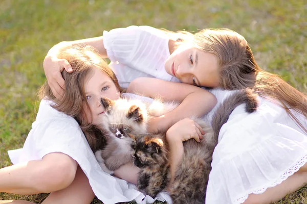 El retrato de dos muchachas de las amigas por la naturaleza veraniega — Foto de Stock