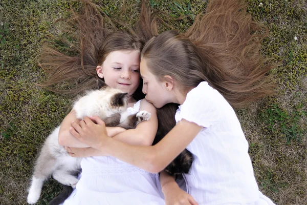 Portrait de deux filles de copines sur une nature estivale — Photo