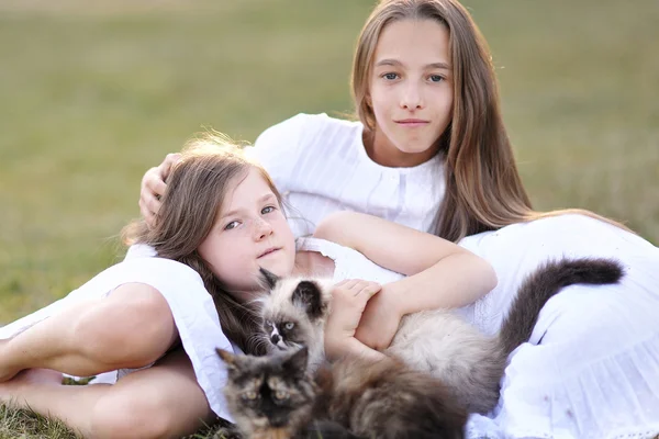 Портрет двух девушек подруг на летней природе — стоковое фото