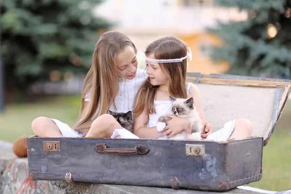 Portrait de deux filles de copines sur une nature estivale — Photo