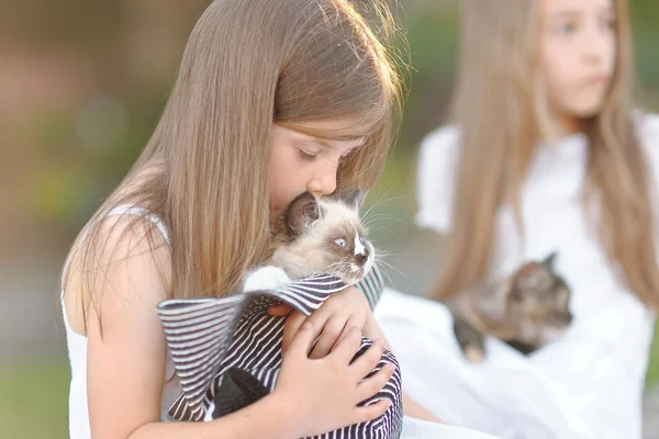 Portret van twee meisjes van vriendinnen op een zomer aard — Stockfoto