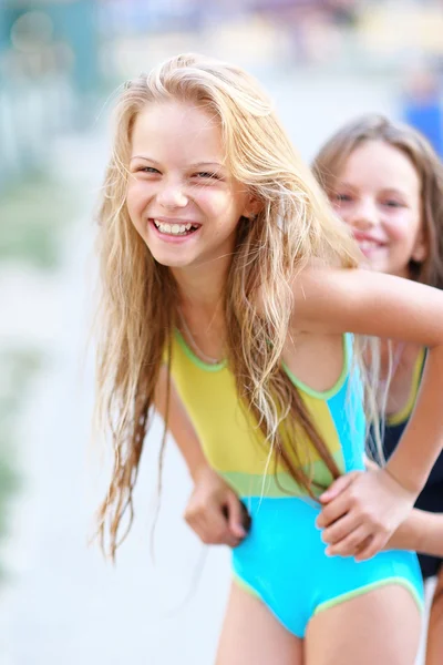 Portret van twee meisjes van vriendinnen op een zomer aard — Stockfoto