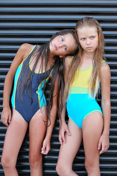 Portrait de deux filles de copines sur une nature estivale — Photo