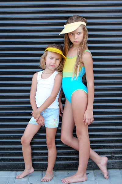 Retrato de duas meninas de amigas em uma natureza de verão — Fotografia de Stock