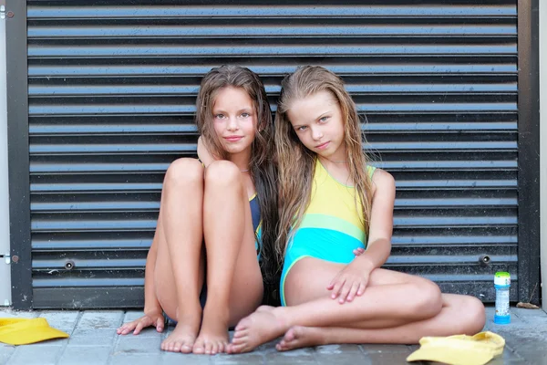 Portrait of two girls of girlfriends on a summer nature — Stock Photo, Image