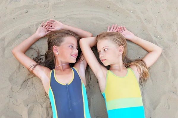 Portrait de deux filles de copines sur une nature estivale — Photo