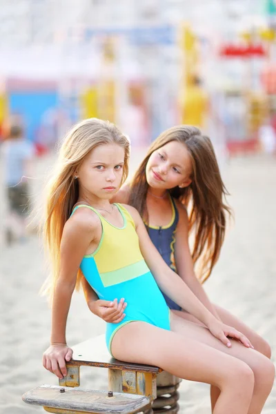 Retrato de duas meninas de amigas em uma natureza de verão — Fotografia de Stock