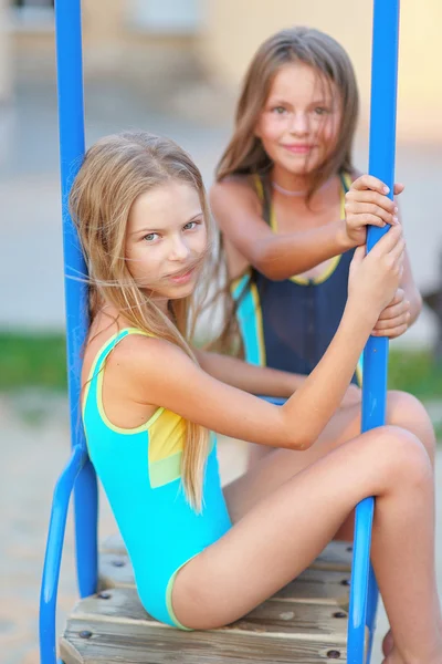 Retrato de duas meninas de amigas em uma natureza de verão — Fotografia de Stock