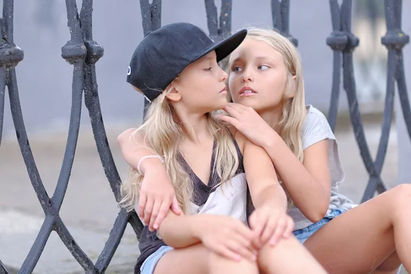 Portret van twee meisjes van vriendinnen op een zomer aard — Stockfoto