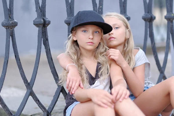 Portret van twee meisjes van vriendinnen op een zomer aard — Stockfoto