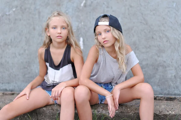 Portret van twee meisjes van vriendinnen op een zomer aard — Stockfoto