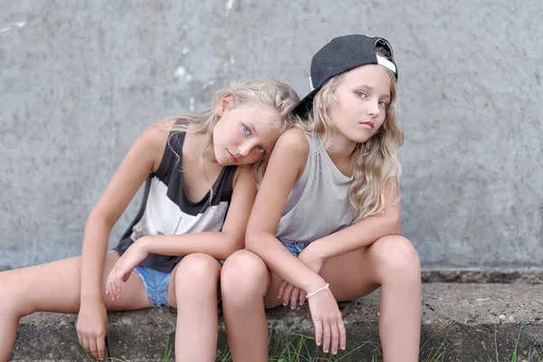 Portret van twee meisjes van vriendinnen op een zomer aard — Stockfoto