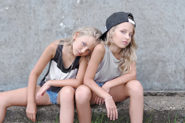 Portrait of two girls of girlfriends on a summer nature — Stock Photo, Image