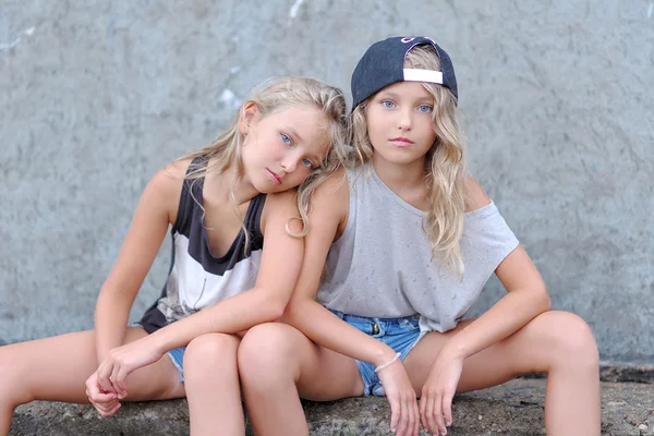 Portrait de deux filles de copines sur une nature estivale — Photo