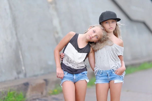 Portrait of two girls of girlfriends on a summer nature — Stock Photo, Image