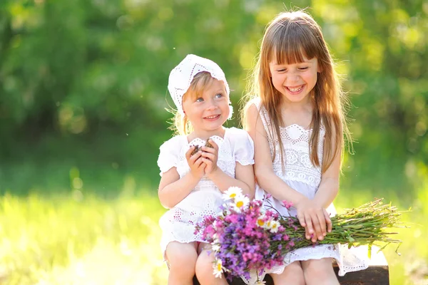 Portrait de deux filles de copines sur une nature estivale — Photo