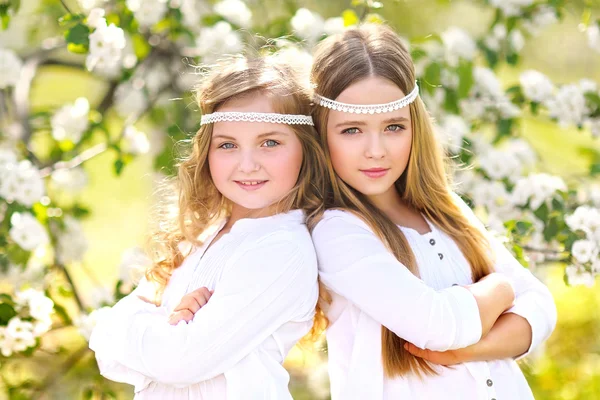 Portrait de deux filles de copines sur une nature estivale — Photo