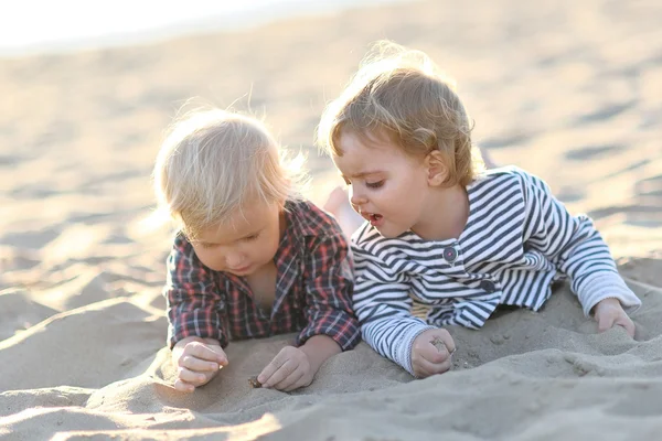 Portrait de deux filles de copines sur une nature estivale — Photo