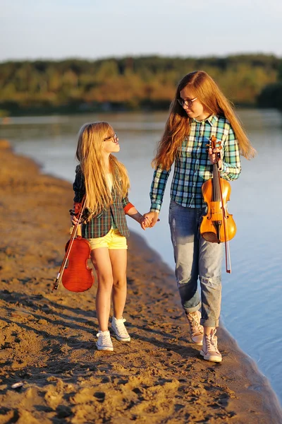 Retrato de duas meninas de amigas em uma natureza de verão — Fotografia de Stock