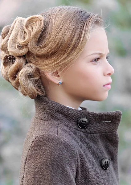 Портрет маленької дівчинки на відкритому повітрі восени — стокове фото
