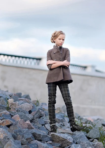 Retrato de niña al aire libre en otoño — Foto de Stock