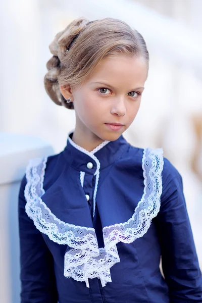 Retrato de niña al aire libre en otoño — Foto de Stock