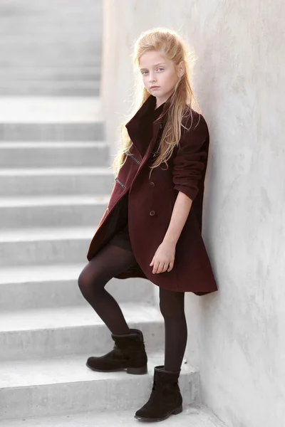 Retrato de menina ao ar livre no outono — Fotografia de Stock