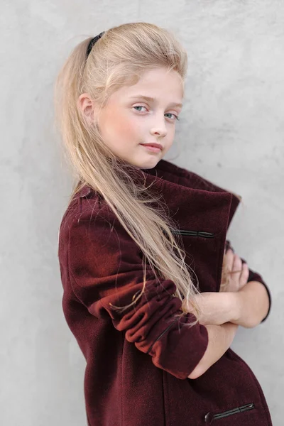 Portrait de petite fille en plein air en automne — Photo