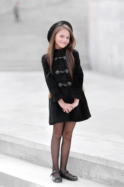 Retrato de menina ao ar livre no outono — Fotografia de Stock