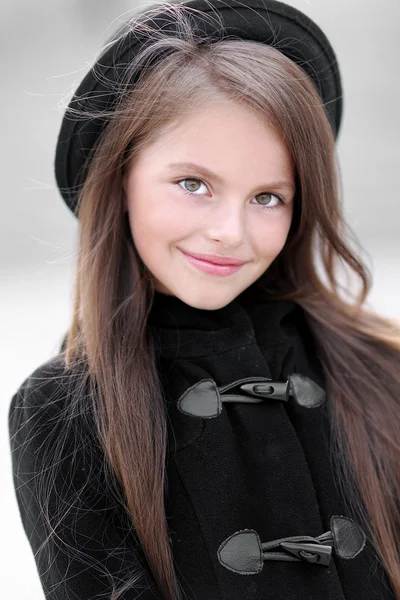 Retrato de menina ao ar livre no outono — Fotografia de Stock