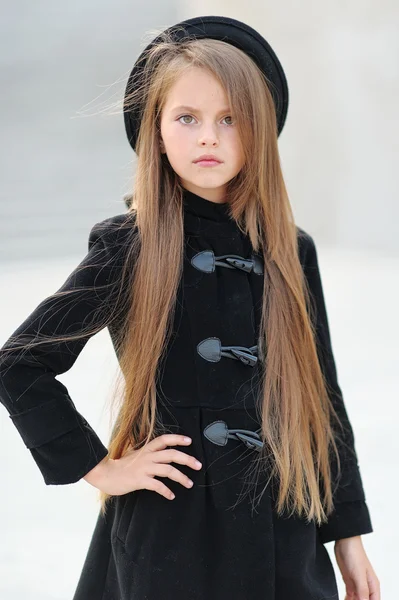 Portrait of little girl outdoors in autumn — Stock Photo, Image