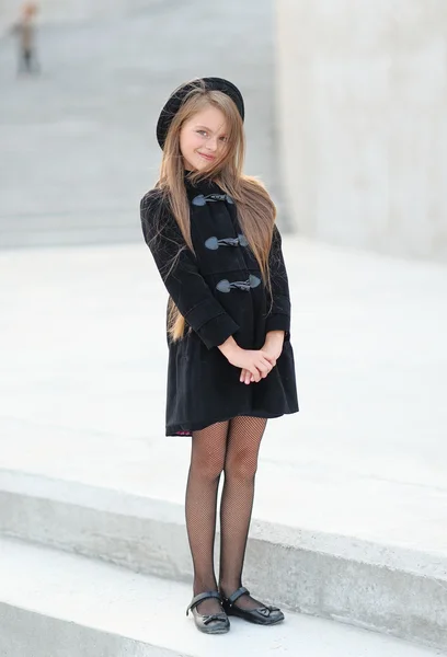 Portrait de petite fille en plein air en automne — Photo