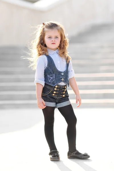 Portrait de petite fille en plein air en automne — Photo