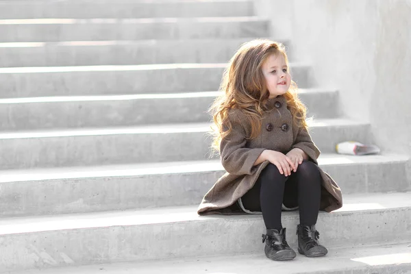 Portrait of little girl outdoors in autumn — Stock Photo, Image