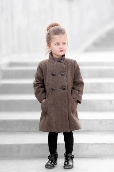 Portrait de petite fille en plein air en automne — Photo