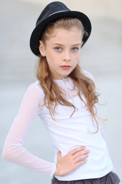 Portrait de petite fille en plein air en automne — Photo