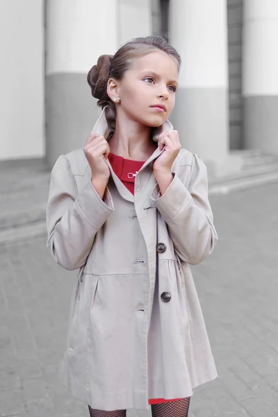 Retrato de menina ao ar livre no outono — Fotografia de Stock