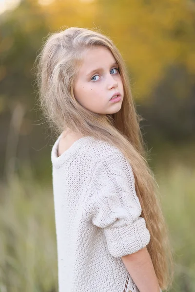 Retrato de menina ao ar livre no outono — Fotografia de Stock