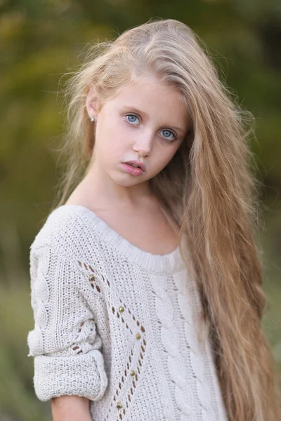 Portrait of little girl outdoors in autumn — Stock Photo, Image