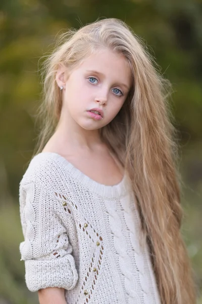 Portrait de petite fille en plein air en automne — Photo