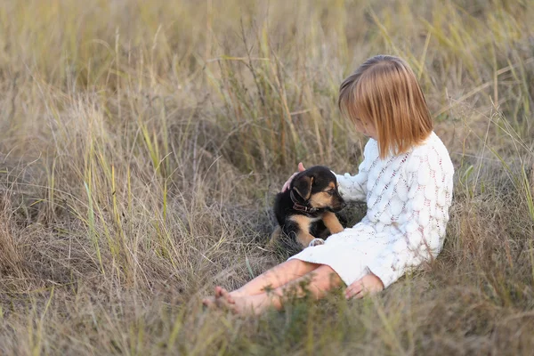 Ritratto di bambina all'aperto in autunno — Foto Stock