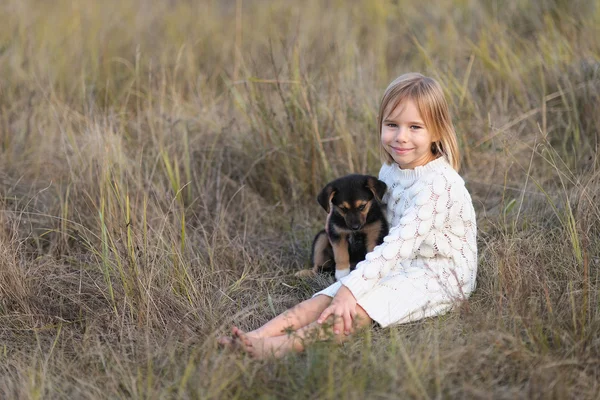 Portrait de petite fille en plein air en automne — Photo