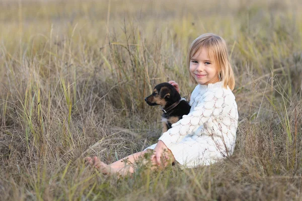 Portret van meisje buiten in de herfst — Stockfoto