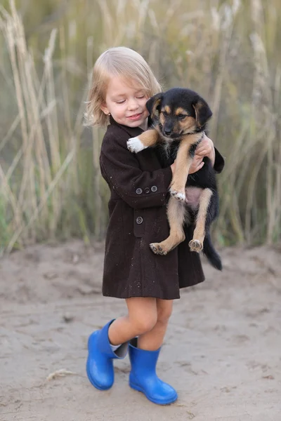 Retrato de niña al aire libre en otoño — Foto de Stock