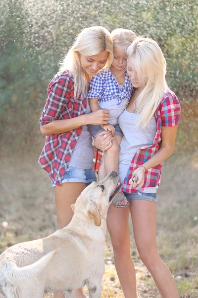 Portrait d'une famille heureuse en été sur la nature — Photo