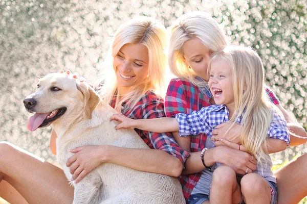 Ritratto di una famiglia felice in estate sulla natura — Foto Stock