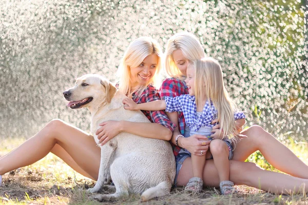 Porträtt av en lycklig familj i sommaren på natur — Stockfoto