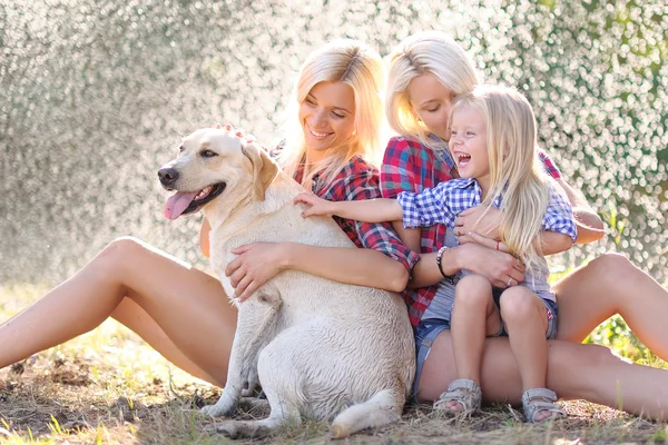 Porträtt av en lycklig familj i sommaren på natur — Stockfoto