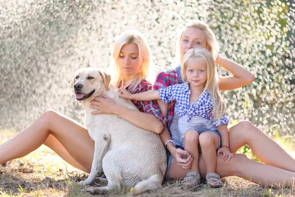 Retrato de uma família feliz no verão sobre a natureza — Fotografia de Stock