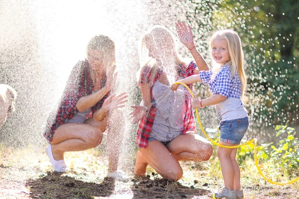 Retrato de uma família feliz no verão sobre a natureza — Fotografia de Stock